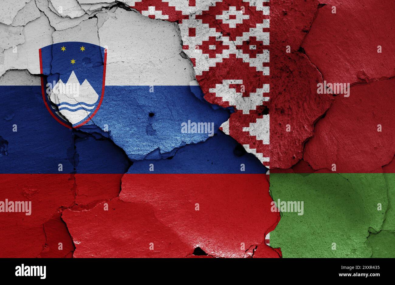 Bandiere di Slovenia e Bielorussia dipinte su pareti incrinate Foto Stock