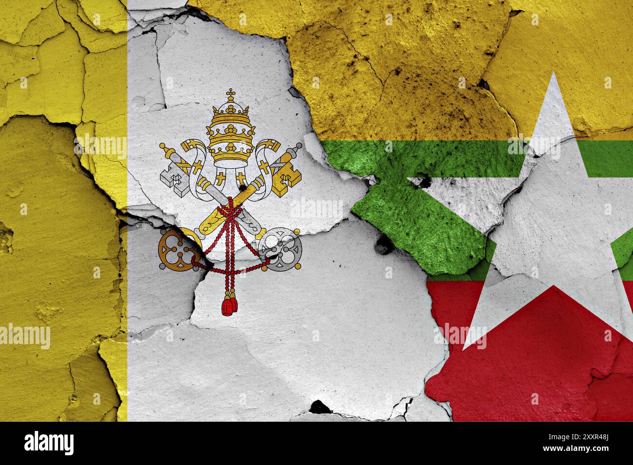 Bandiera del Vaticano e del Myanmar dipinta su un muro incrinato Foto Stock