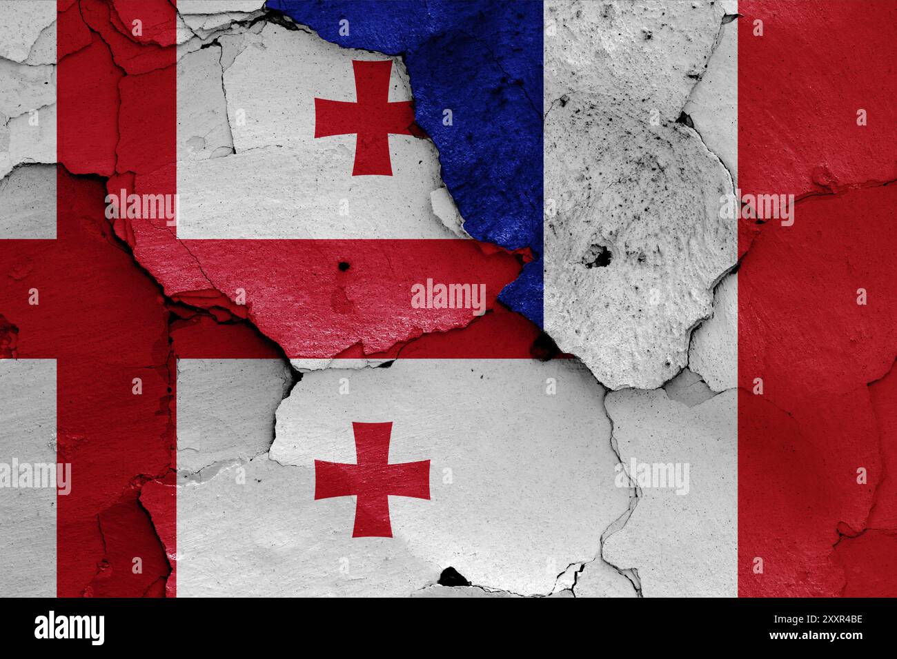 Bandiere della Georgia e della Francia dipinte su un muro incrinato Foto Stock