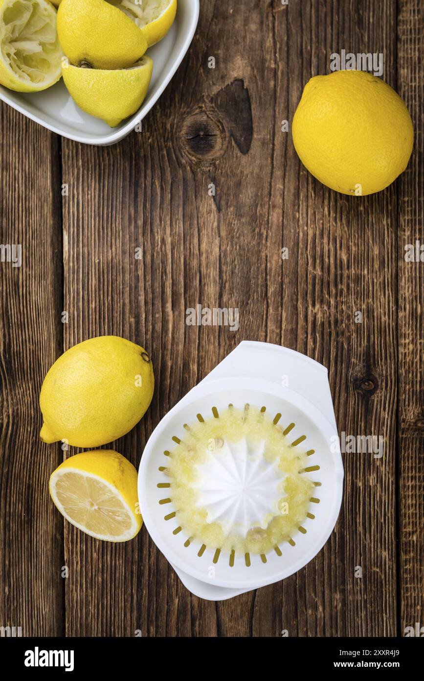 Succo di limone su un sfondo vintage come dettagliato di close-up shot (messa a fuoco selettiva) Foto Stock