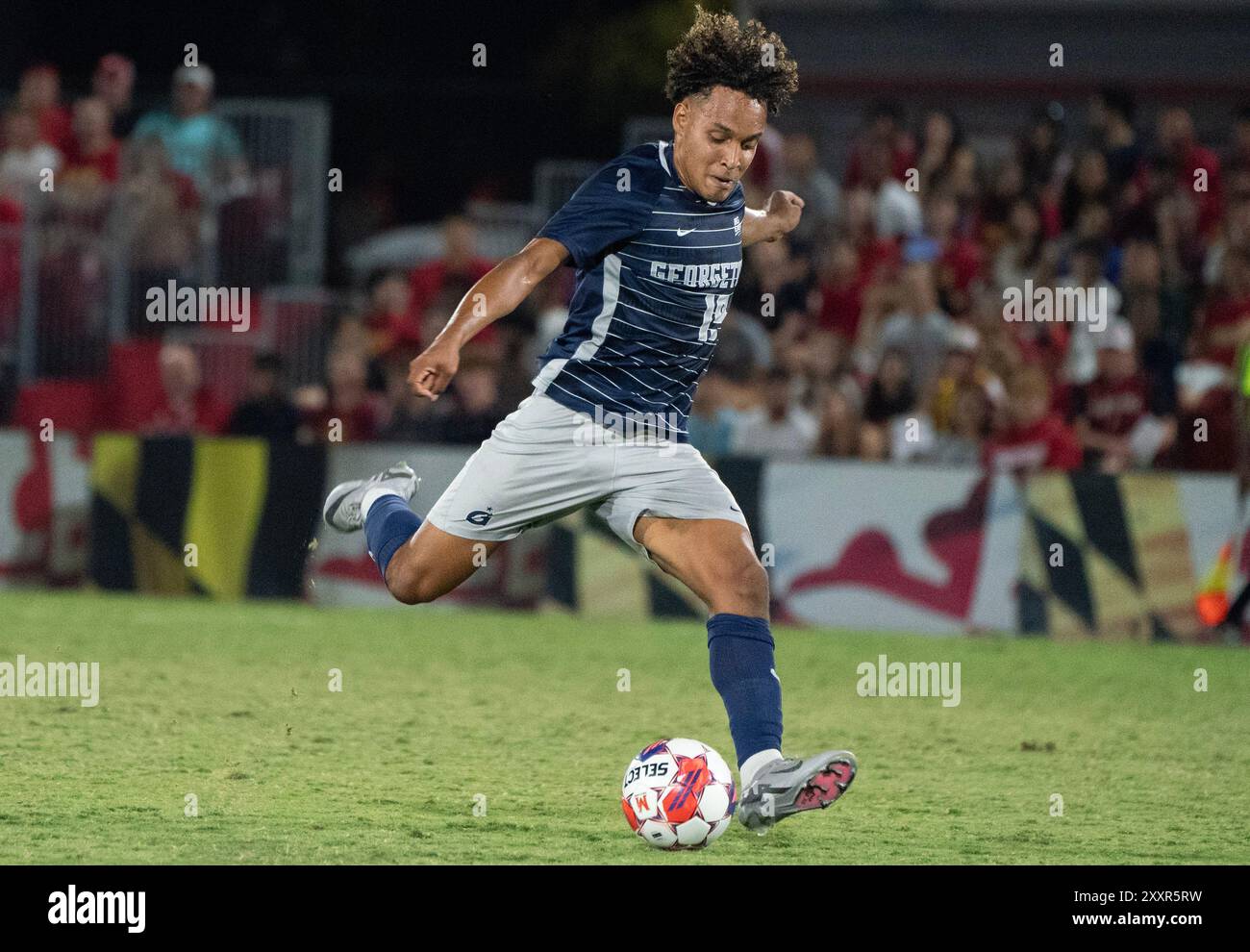 College Park, Stati Uniti. 25 agosto 2024. COLLEGE PARK, MD. - AGOSTO 25: Zach Zengue (19), centrocampista di Georgetown Hoyas, scatta un colpo durante una partita di calcio universitaria tra Georgetown Hoyas e Maryland Terrapins il 25 agosto 2024, al Ludwig Field di College Park, Maryland. (Foto di Tony Quinn/SipaUSA) credito: SIPA USA/Alamy Live News Foto Stock