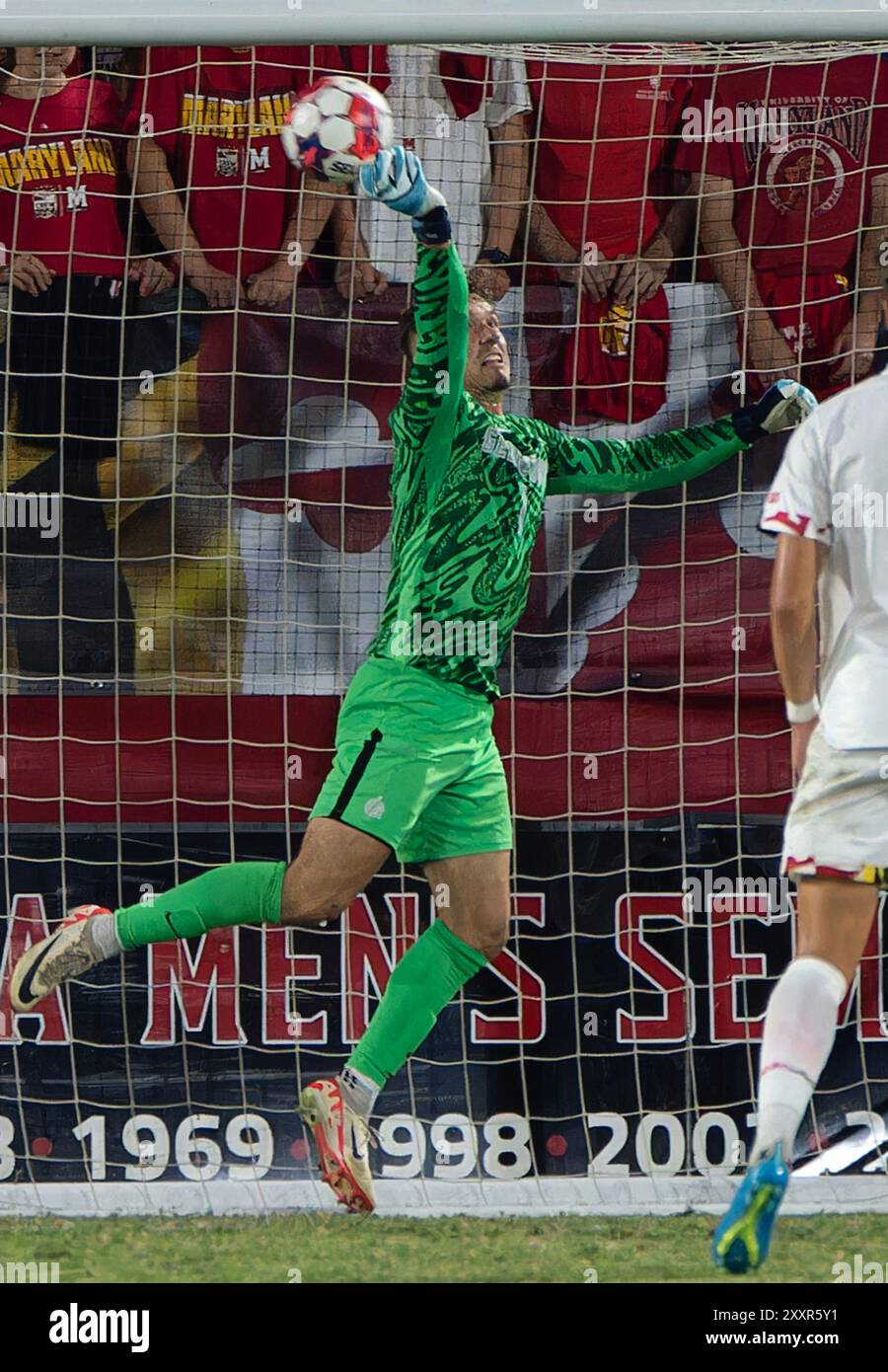 College Park, Stati Uniti. 25 agosto 2024. COLLEGE PARK, MD. - AGOSTO 25: Il portiere di Georgetown Hoyas, Tenzing Manske (1), fa un salvataggio durante una partita di calcio al college tra i Georgetown Hoyas e i Maryland Terrapins, il 25 agosto 2024, al Ludwig Field di College Park, Maryland. (Foto di Tony Quinn/SipaUSA) credito: SIPA USA/Alamy Live News Foto Stock