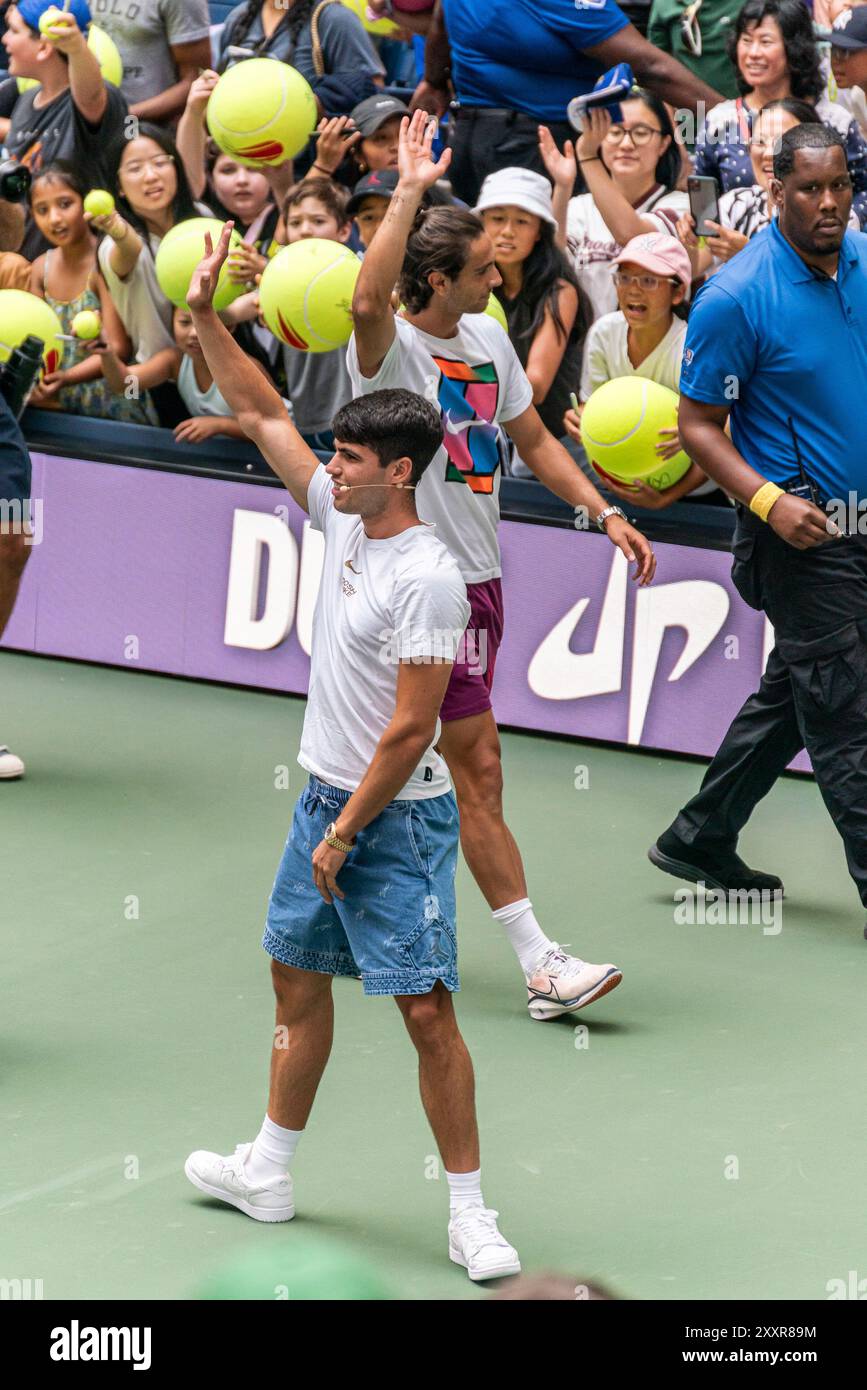Flushing NY, USA. 24 agosto 2024. US Open 2024 Arthur Ashe Kids' Day - Carlos Alcaraz gioca a calcio a tennis Foto Stock