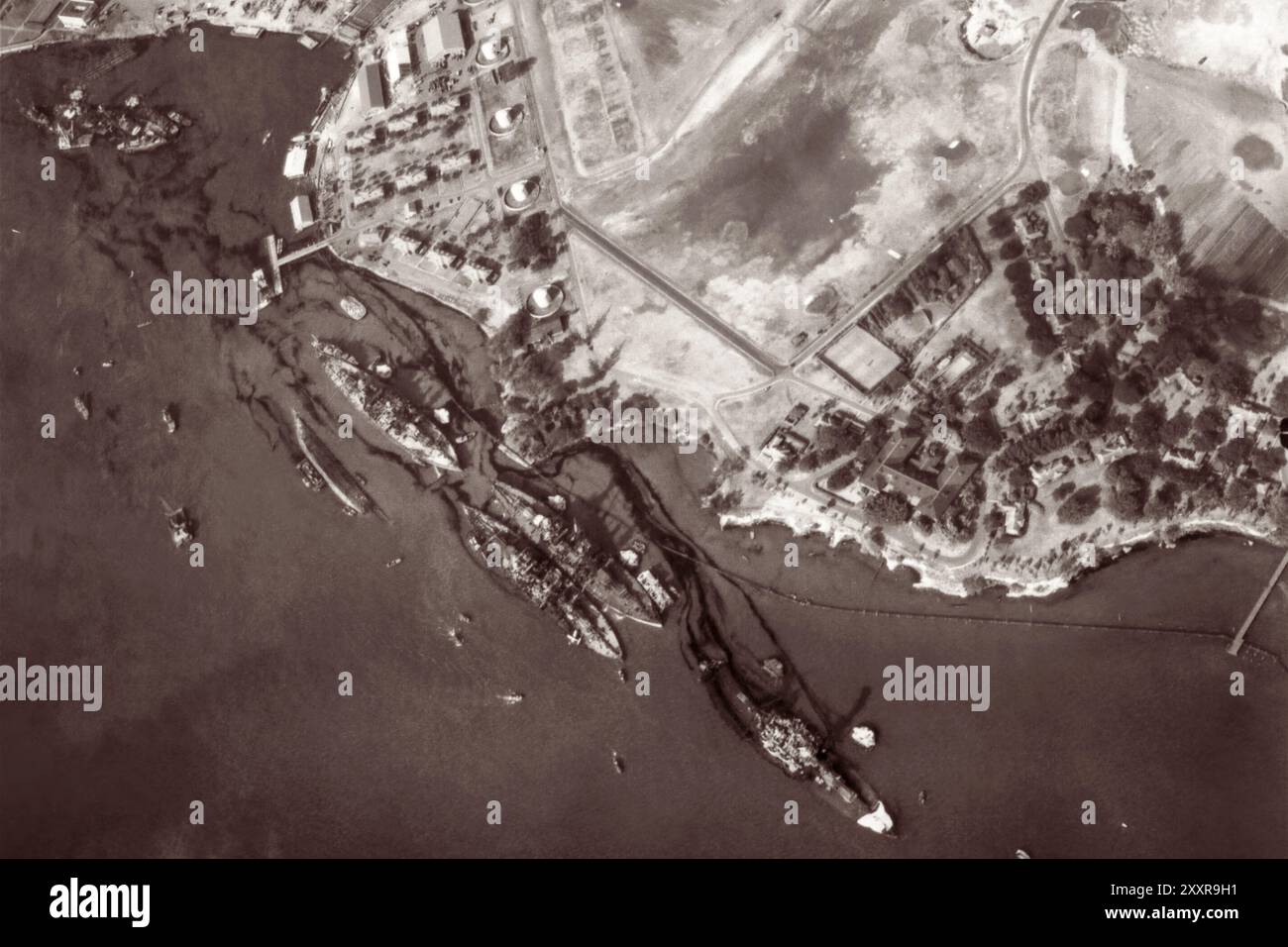 Veduta aerea il 10 dicembre 1941 delle conseguenze dell'attacco del 7 dicembre alla base navale statunitense di Pearl Harbor a Oahu, territorio delle Hawaii, da parte dell'Impero del Giappone. Foto Stock