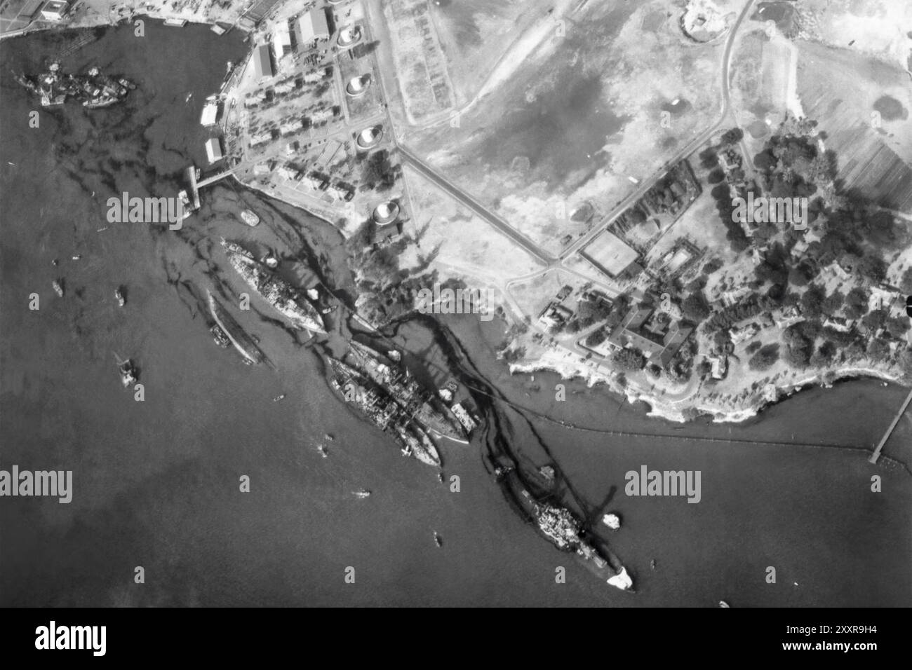 Veduta aerea il 10 dicembre 1941 delle conseguenze dell'attacco del 7 dicembre alla base navale statunitense di Pearl Harbor a Oahu, territorio delle Hawaii, da parte dell'Impero del Giappone. Foto Stock