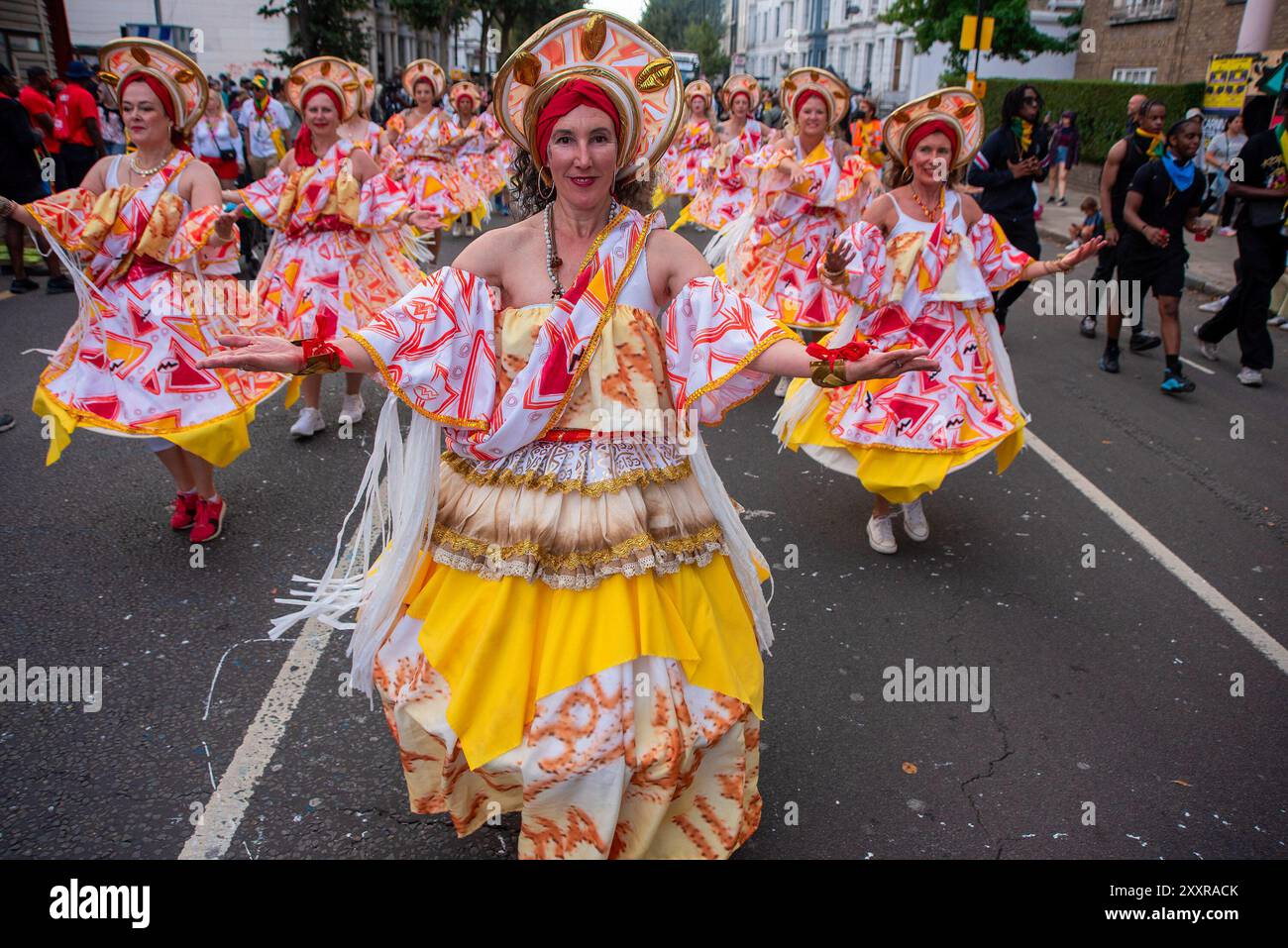 Londra, Regno Unito. 25 agosto 2024. I ballerini si esibiscono per strada durante la sfilata a Londra. Il Carnevale di Notting Hill è uno dei festival di strada più grandi del mondo. Si tratta di un carnevale caraibico annuale che si svolge a Londra dal 1966 sulle strade di Notting Hill durante il fine settimana festivo di agosto. (Foto di Krisztian Elek/SOPA Images/Sipa USA) credito: SIPA USA/Alamy Live News Foto Stock