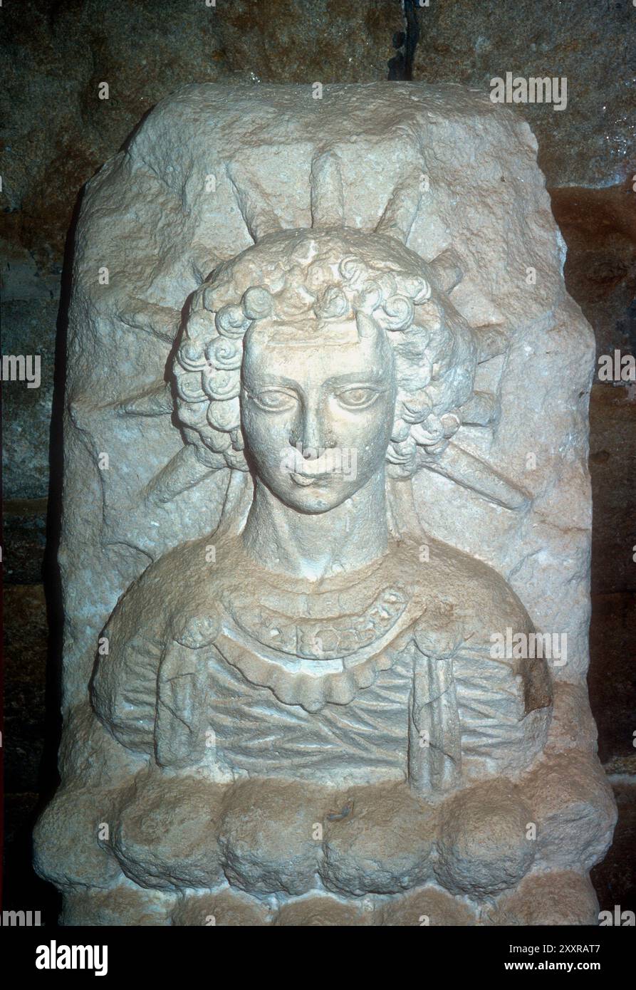 Dea del sole nota come Tyche, antica Mesopotamia, Quinto Tempio di Hatra, Governatorato di Ninawa, Iraq. Dal II al III secolo d.C. Foto 1980. Foto Stock