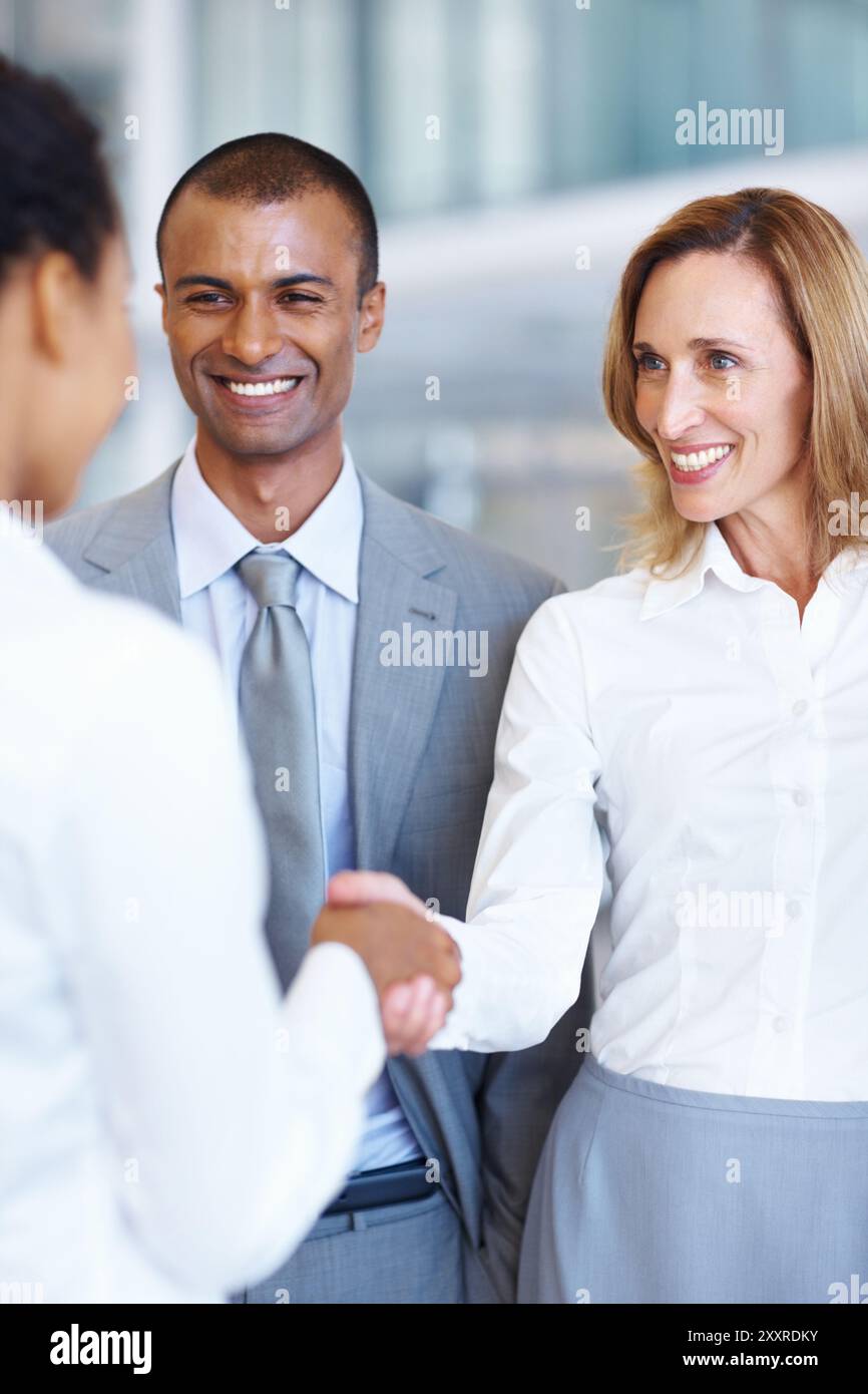 Dipendenti, stringendo la mano e benvenuti nel successo delle assunzioni, del supporto e della negoziazione con i clienti. Gli uomini d'affari, la partnership e il b2b ti ringraziano al lavoro Foto Stock