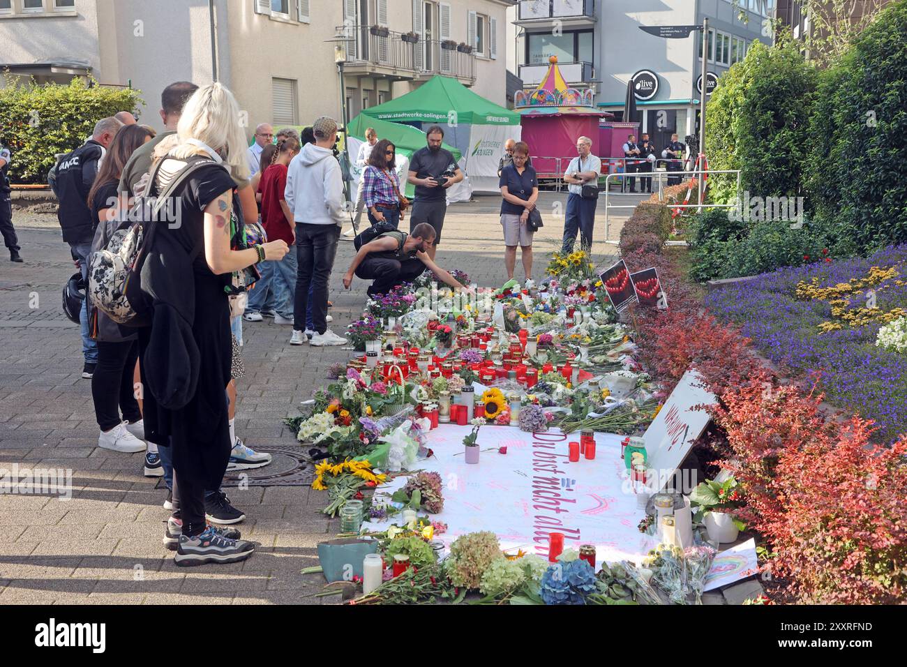 Attentat a Solingen Gedenkstätte mit Trauenden Menschen und Demonstranten nach dem feigen Messeranschlag gegen wehrlose Personen Solingen Nordrhein-Westfalen Deutschland Fronhof *** attacco al Solingen Memorial con lutti e dimostranti dopo l'attacco codardo di coltello contro persone indifese Solingen Renania settentrionale-Vestfalia Germania Fronhof Foto Stock