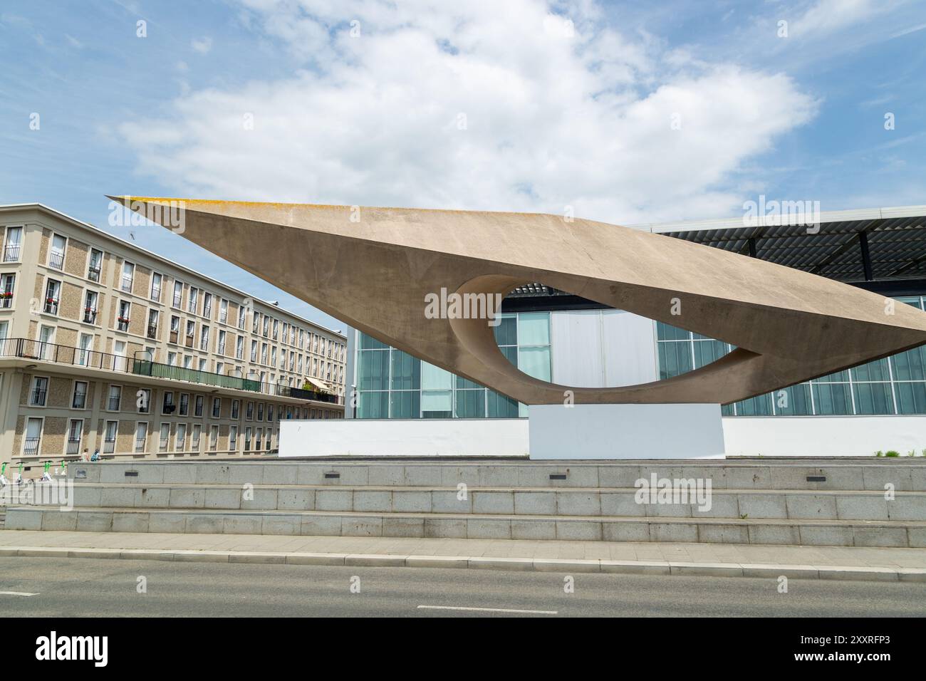 La scultura in cemento 'Signal' di Henri Georges Adam di fronte al Museo d'Arte moderna di le Havre Foto Stock