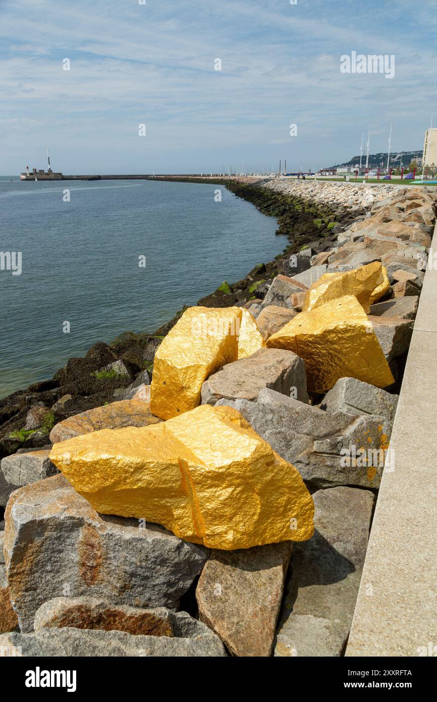 Rocce d'oro, sei rocce d'acqua splendono, come le pepite d'oro "Gold Coast" degli artisti Helen Evans e Heiko Hansen Foto Stock