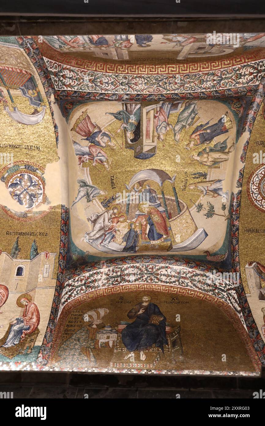 Affreschi nella moschea di Kariye, ex monastero bizantino di Chora, mosaici che mostrano motivi biblici sul soffitto e l'imperatore bizantino Foto Stock