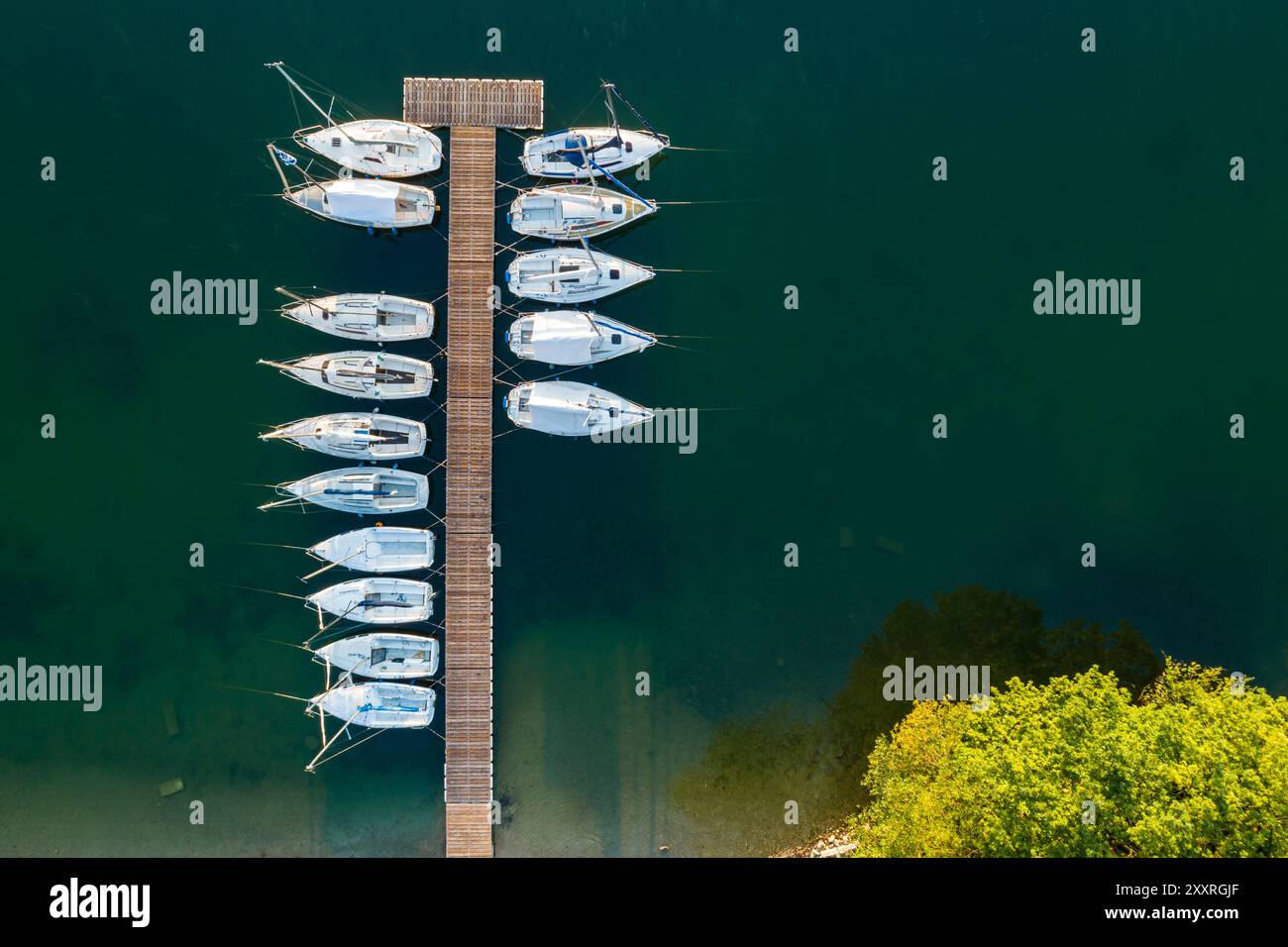 Vista aerea delle barche a vela presso un molo sul lago, lago Riegsee, Baviera, Germania, Europa Foto Stock