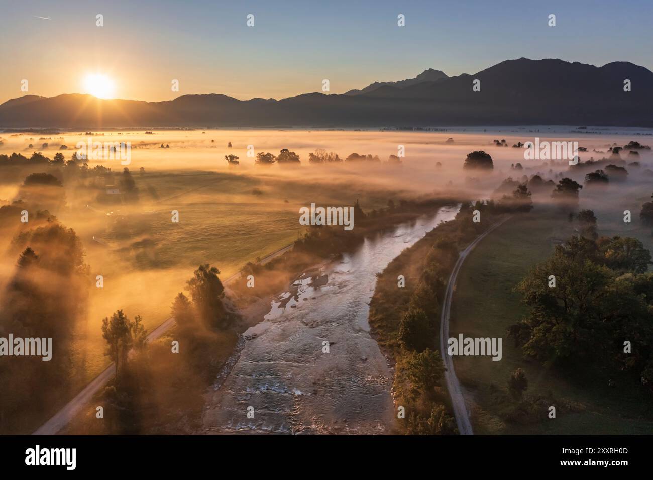 Vista aerea di un fiume di fronte alle montagne all'alba con nebbia, fiume Loisach, Loisach Kochelsee Moor, Baviera, Germania, Europa Foto Stock