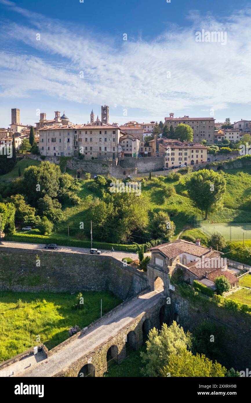 Vista sui tetti, le chiese e le torri della città alta (Città alta) di Bergamo in estate. Bergamo, Lombardia, Italia. Foto Stock