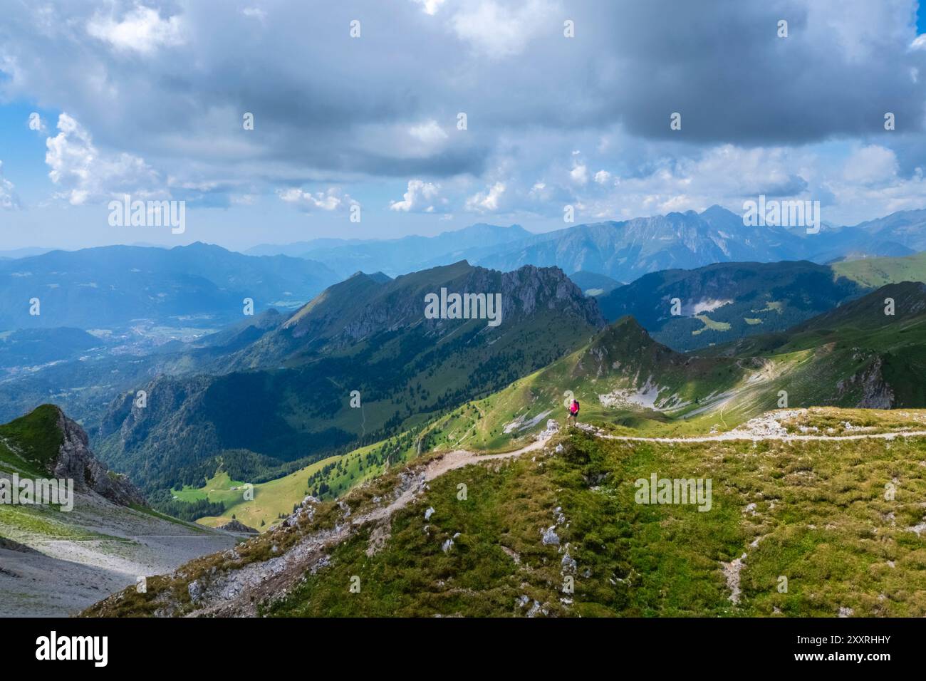 Vista della cima di Bares e del Monte campo dal passo di Pozzera in Presolana. Castione della Presolana, Val Seriana, Bergamo, Lombardia, Italia. Foto Stock