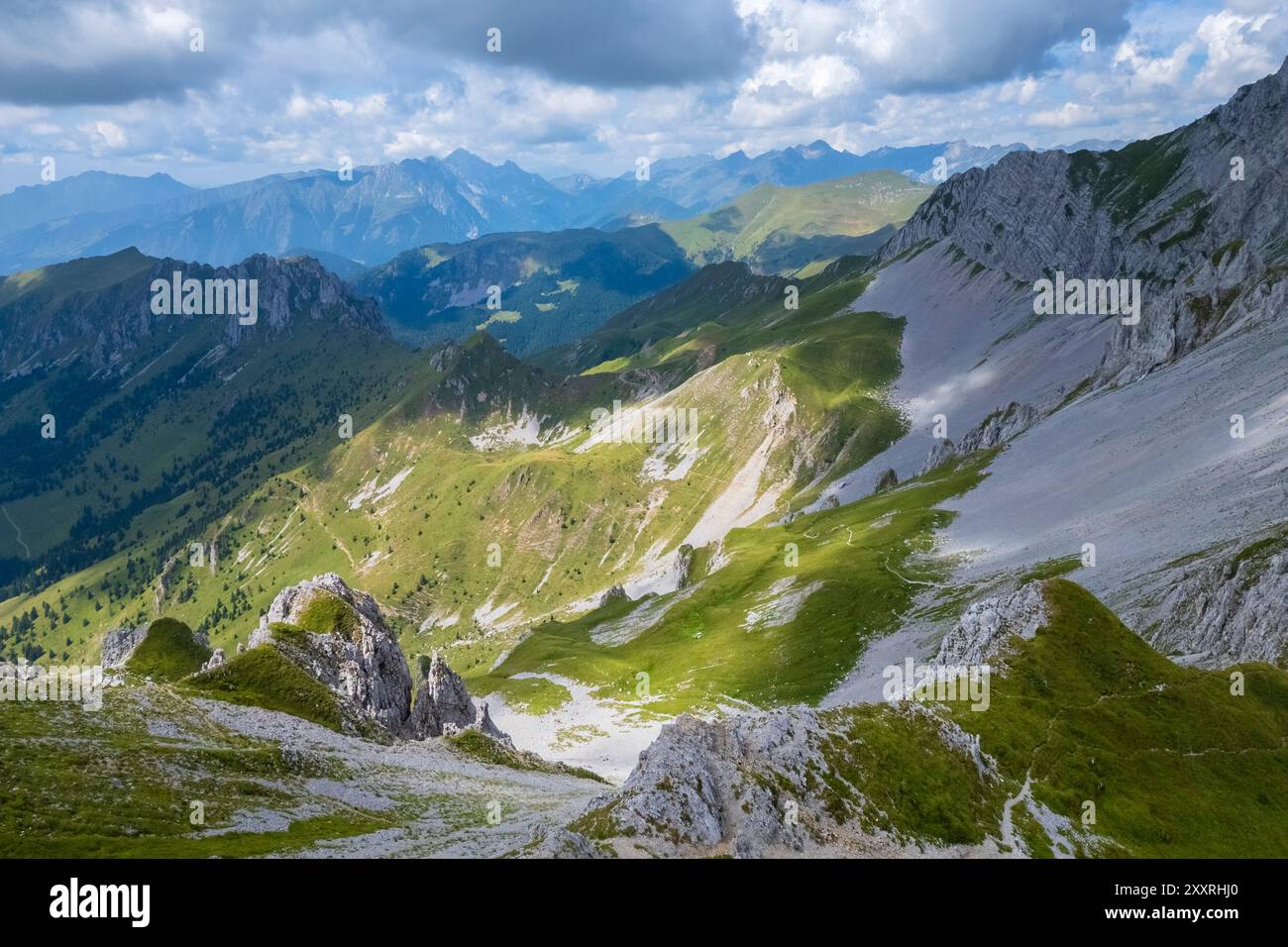 Vista della cima di Bares e del Monte campo dal passo di Pozzera in Presolana. Castione della Presolana, Val Seriana, Bergamo, Lombardia, Italia. Foto Stock