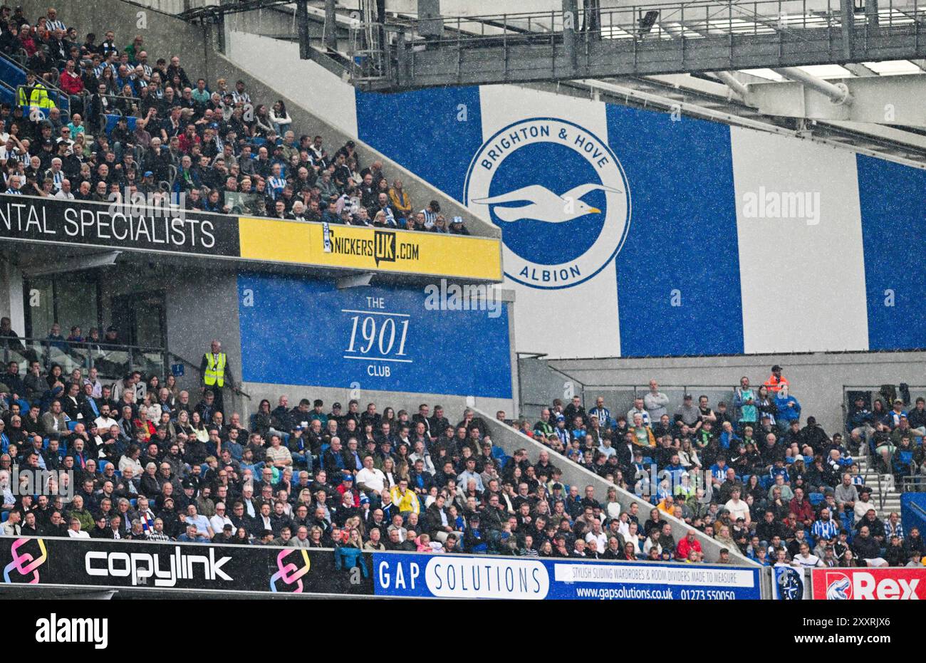 Un pomeriggio molto umido durante la partita di Premier League tra Brighton e Hove Albion e Manchester United all'American Express Stadium di Brighton, Regno Unito - 24 agosto 2024 foto Simon Dack / Telephoto Images solo uso editoriale. Niente merchandising. Per le immagini di calcio si applicano restrizioni fa e Premier League inc. Non è consentito l'utilizzo di Internet/dispositivi mobili senza licenza FAPL. Per ulteriori dettagli, contattare Football Dataco Foto Stock