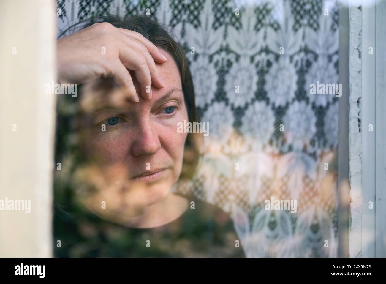 Ritratto di adulto adulto adulto adulto donna triste e depresso guardando fuori dalla finestra, salute mentale e stato mentale concetto, messa a fuoco selettiva Foto Stock