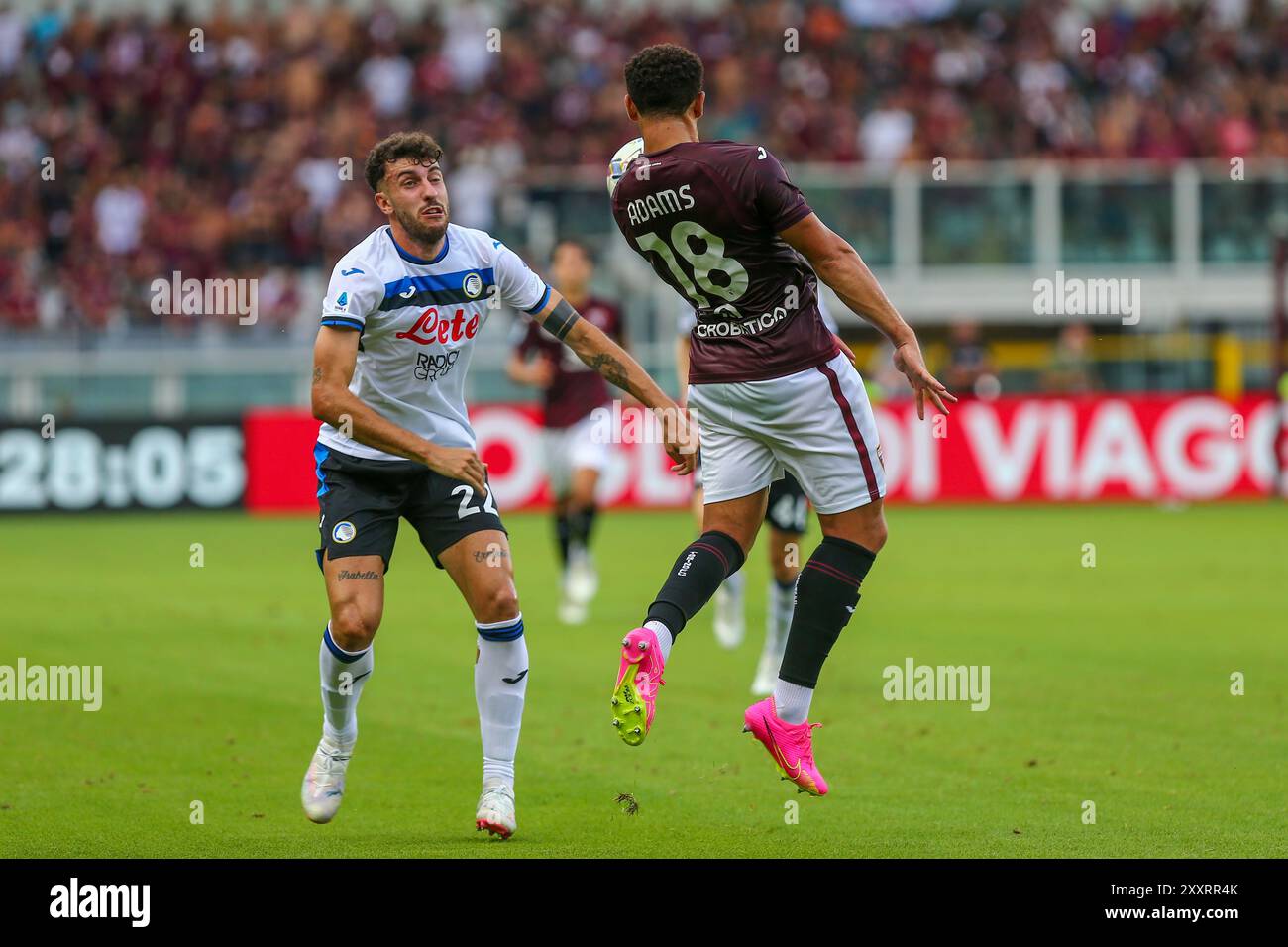 Ché Adams del Torino FC e Matteo Ruggeri dell'Atalanta BC durante la partita di serie A tra Torino FC e Atalanta BC il 25 agosto 2024 all'Olympic Gran Foto Stock