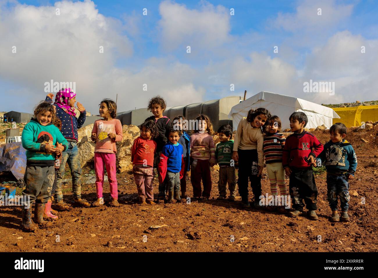 I siriani sfollati internamente nel campo di Wadi al-Adheb vicino alla città di al-Dana, nella Siria nord-occidentale, devono affrontare il freddo, la pioggia, le inondazioni, nonché la carenza di cibo e acqua. I residenti del campo sono originari della città di al-Aqirabat nell'Hama orientale, e si sono trasferiti nella città di Wadi al-Adheb nel governatorato di Hama durante i combattimenti ad al-Aqirabat. Durante l'offensiva militare del governo siriano contro Iside nel 2016, rimasero sotto assedio a Wadi al-Adheb per 45 giorni prima di fuggire nella campagna di al-Dana a Idlib. Il loro campo a Dana è chiamato Wadi al-Adheb in memoria del loro si Foto Stock