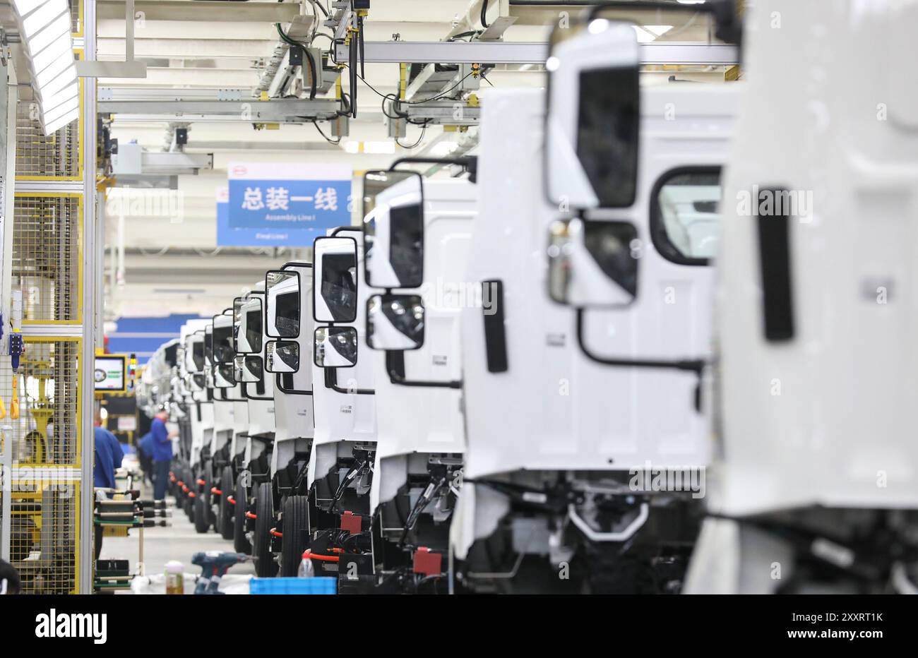 HUAI'AN, CINA - 26 AGOSTO 2024 - Un lavoratore sta lavorando su una linea di produzione di automobili presso BYD Industrial Co Ltd a Huaian, il provi Jiangsu della Cina orientale Foto Stock