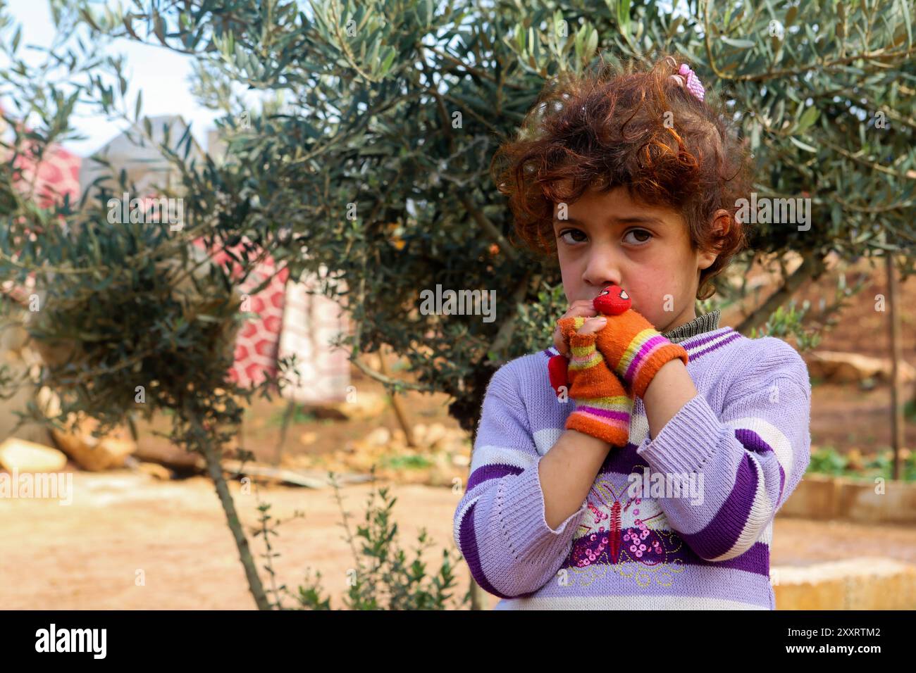 I siriani sfollati internamente nel campo di Wadi al-Adheb vicino alla città di al-Dana, nella Siria nord-occidentale, devono affrontare il freddo, la pioggia, le inondazioni, nonché la carenza di cibo e acqua. I residenti del campo sono originari della città di al-Aqirabat nell'Hama orientale, e si sono trasferiti nella città di Wadi al-Adheb nel governatorato di Hama durante i combattimenti ad al-Aqirabat. Durante l'offensiva militare del governo siriano contro Iside nel 2016, rimasero sotto assedio a Wadi al-Adheb per 45 giorni prima di fuggire nella campagna di al-Dana a Idlib. Il loro campo a Dana è chiamato Wadi al-Adheb in memoria del loro si Foto Stock