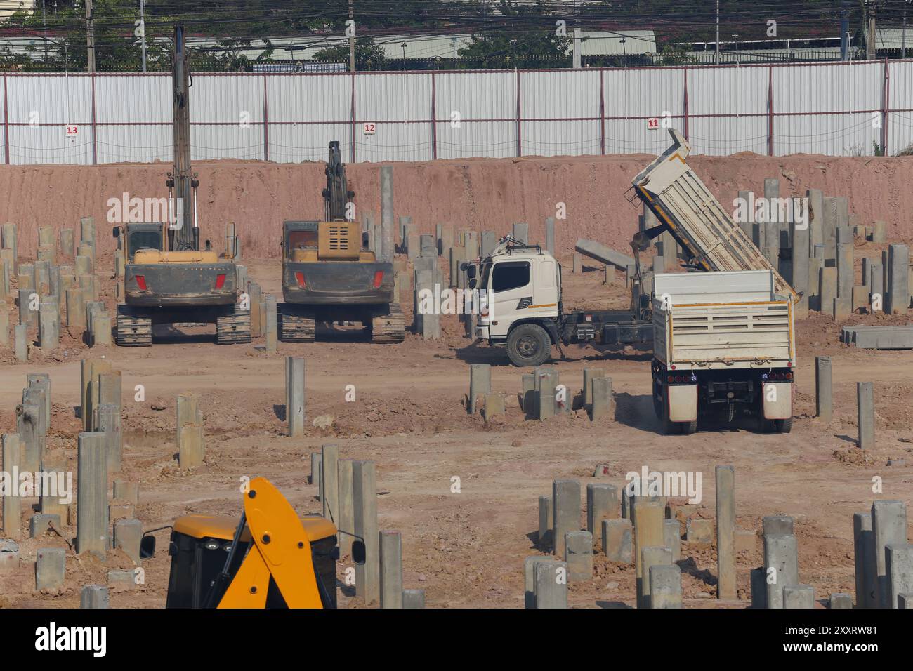 Aree di lavoro per la costruzione di pali in cui i pali vengono portati a terra per grandi progetti di costruzione con fondamenta stabili. Foto Stock