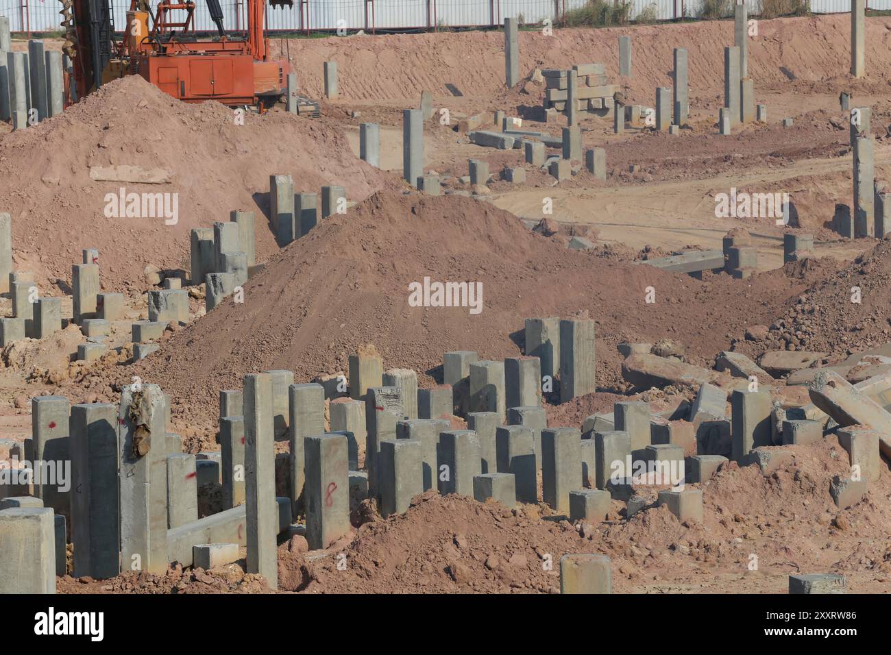 Aree di lavoro per la costruzione di pali in cui i pali vengono portati a terra per grandi progetti di costruzione con fondamenta stabili. Foto Stock
