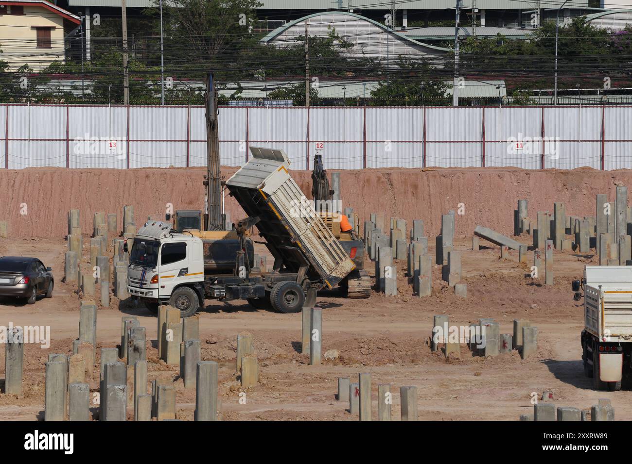 Aree di lavoro per la costruzione di pali in cui i pali vengono portati a terra per grandi progetti di costruzione con fondamenta stabili. Foto Stock
