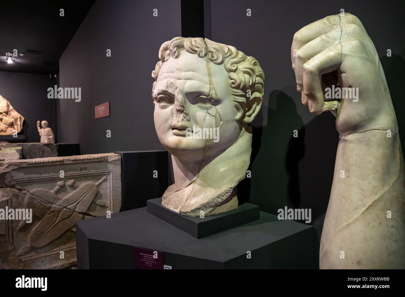 Selcuk, Smirne, Turchia - 5 luglio 2024: Il Museo Archeologico di Efeso a Selcuk, Smirne, dove è esposto il modello del Tempio di Artemide Foto Stock