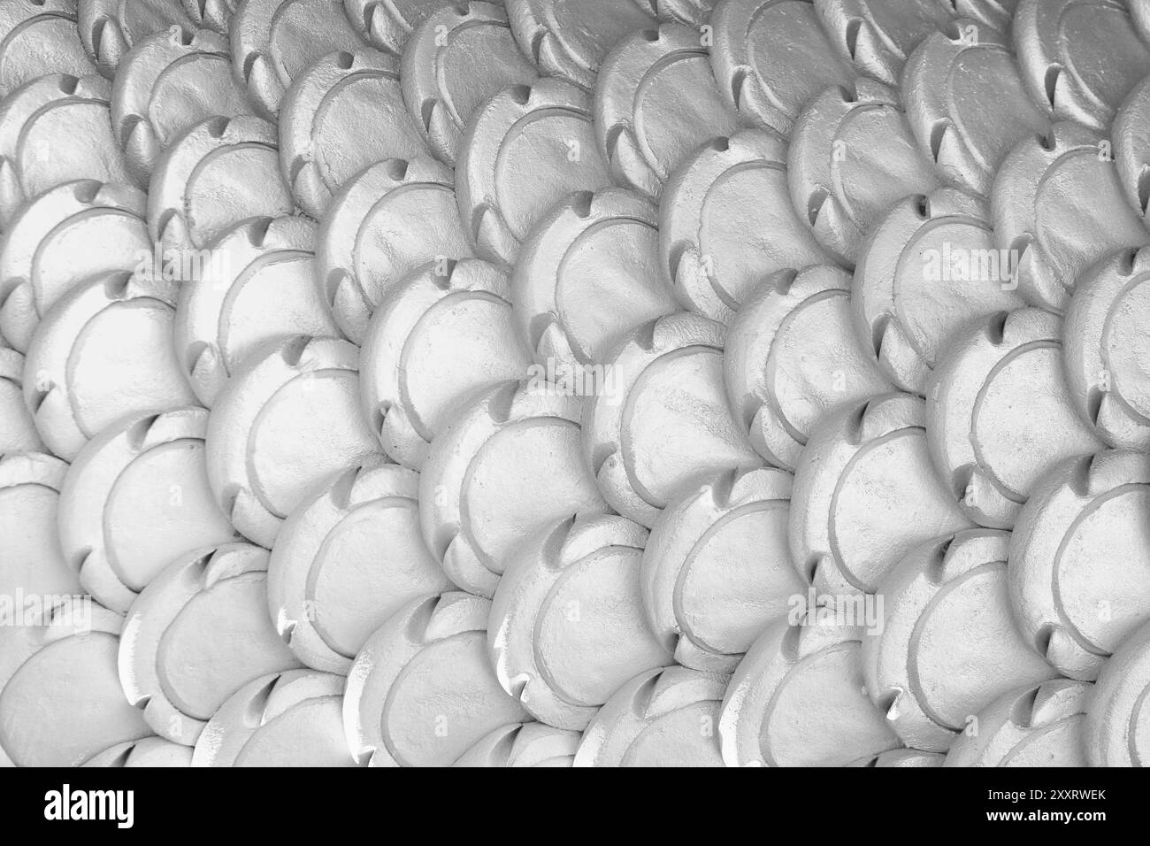 Motivi bianchi di stucco a forma di scaglie di pesce, sfondo di scaglie bianche impilate per la progettazione nel tuo lavoro. Foto Stock