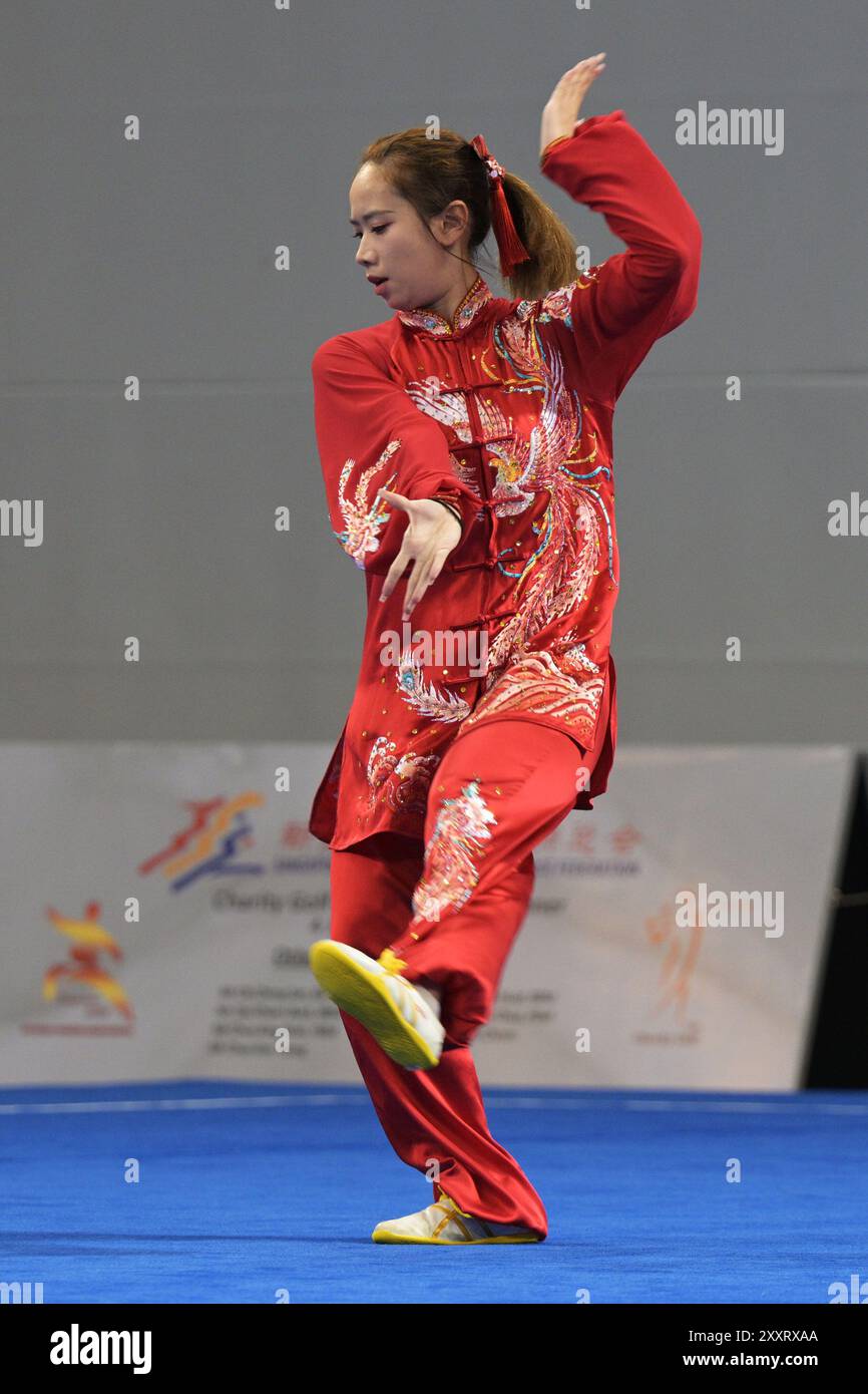 (240826) --SINGAPORE, 26 agosto 2024 (Xinhua) -- Debbie Yeung della Cina Hong Kong gareggia durante la partita femminile di categoria Chen Style Taijiquan (56 movimenti) del gruppo B ai IV Campionati mondiali di Taijiquan svoltisi a Singapore, 26 agosto 2024. (Foto di Then Chih Wey/Xinhua) Foto Stock