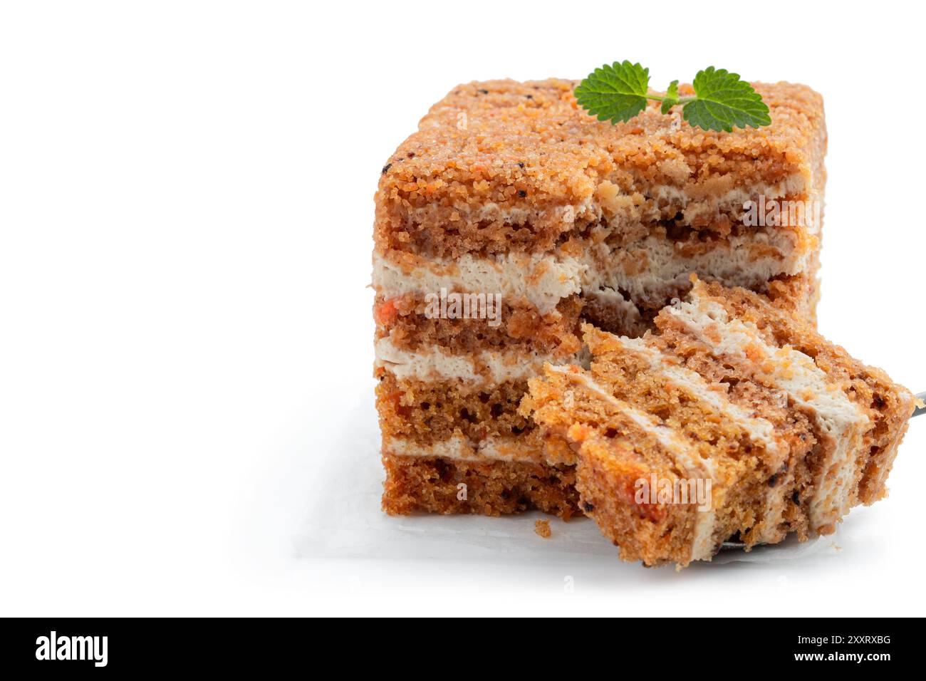 Pezzo di torta di carote fatta in casa isolata su sfondo bianco Foto Stock