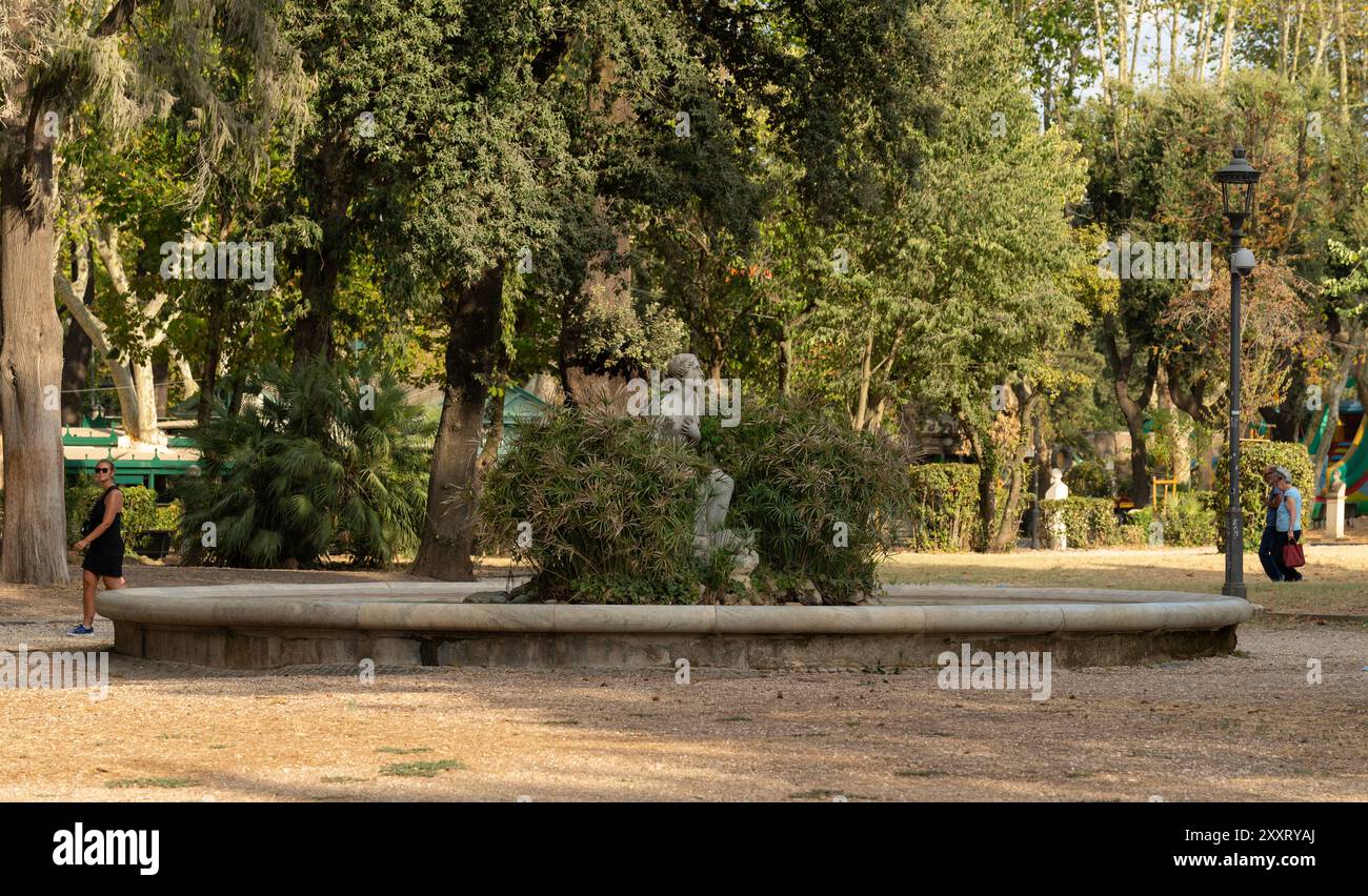 Fontana di Mosè salvata dalle acque, grande bacino, ricca di vegetazione lacustre dal lontano Nilo, edera e papiro. Pincio Walk, Roma, Italia Foto Stock