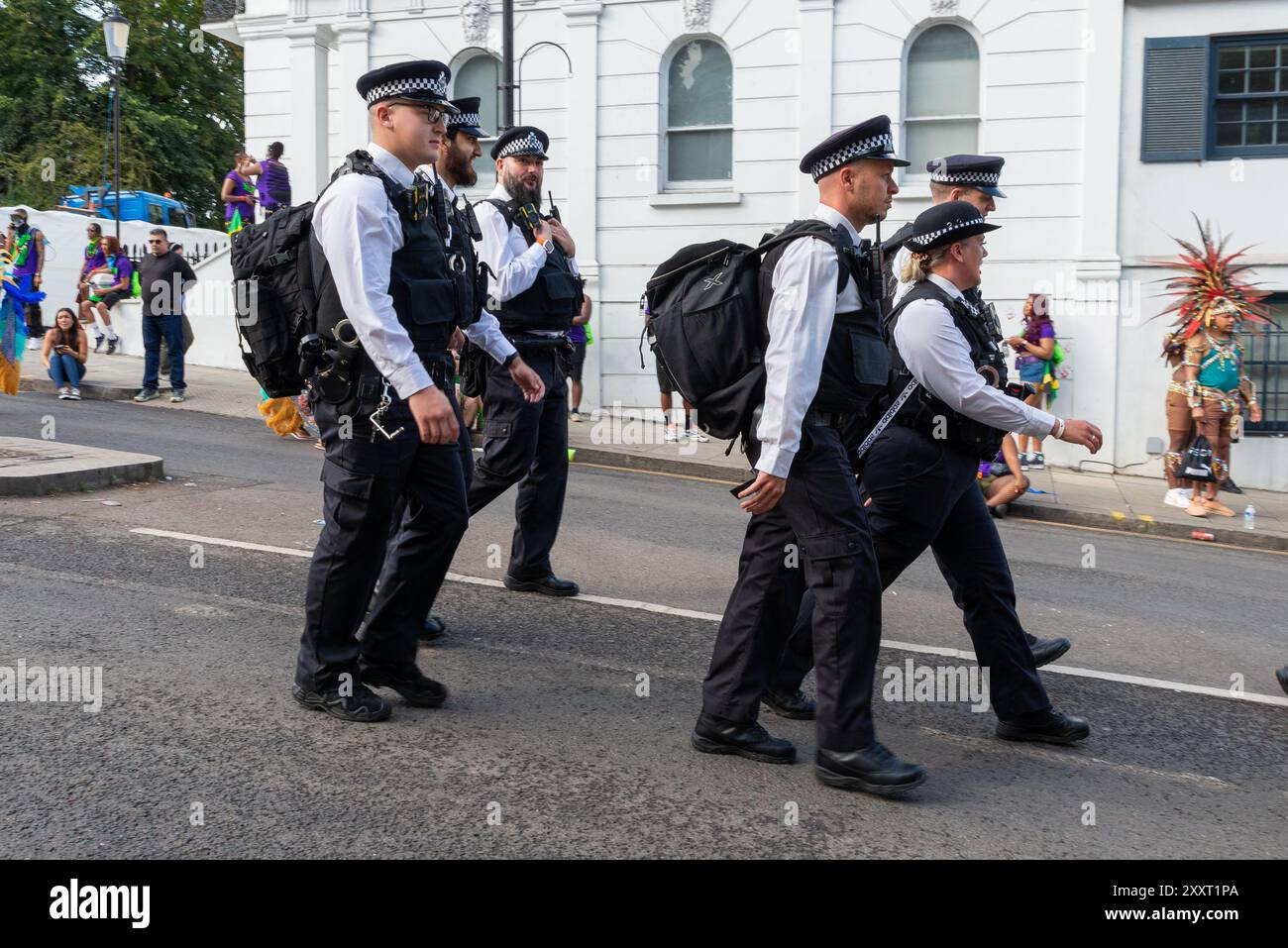 Notting Hill, Londra, Regno Unito. 26 agosto 2024. Il più grande festival di strada d'Europa si svolgerà più tardi nelle strade di Notting Hill. Ballerini esotici a tema giamaicano e gruppi musicali sfileranno per le strade, con cibo e intrattenimento di strada intorno alla zona che si aggiungono all'evento. La Grand Parade si svolge il lunedì festivo come il culmine del festival di tre giorni iniziato nel 1966. I partecipanti si riuniscono nelle vicinanze e preparano i loro costumi colorati, con polizia di sicurezza e protezioni coperte di graffiti. Arriva la polizia Foto Stock