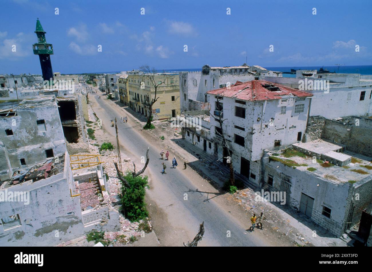 Scena di strada in gran parte abbandonata e la guerra ha distrutto parte della città, la Somalia. Foto Stock