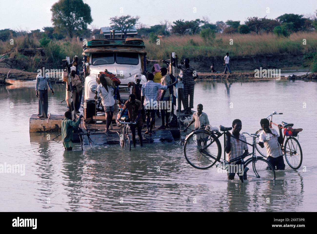 Un traghetto porta persone e un camion attraverso un fiume vicino a Bentiu nel Sudan meridionale. Foto Stock