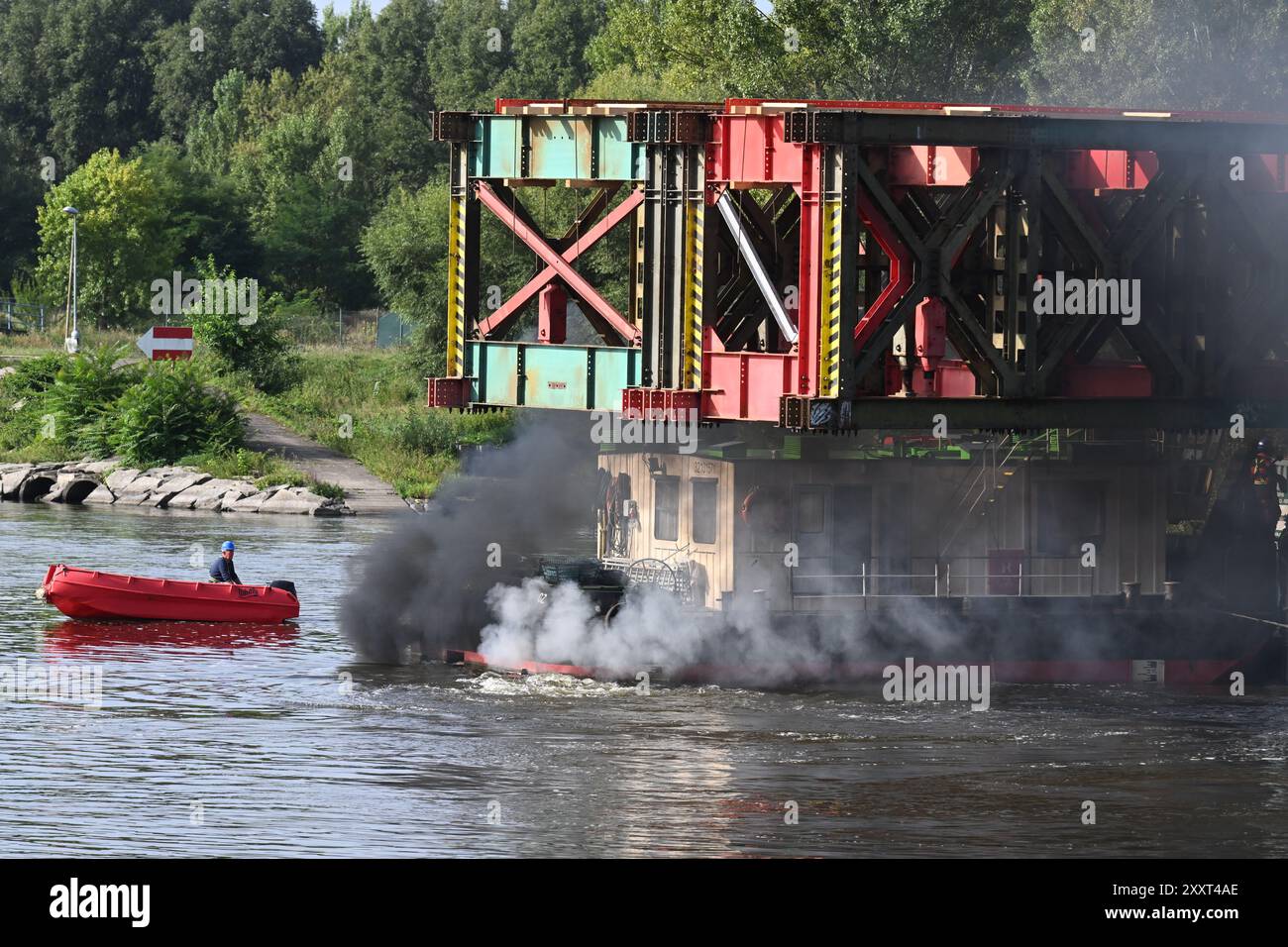 Trasporto via nave dell'ultima e più grande struttura in acciaio da Velka Chuchle al cantiere del Ponte Dvorecky, a Praga, Repubblica Ceca, 26 agosto 2024. (Foto CTK/Michaela Rihova) Foto Stock