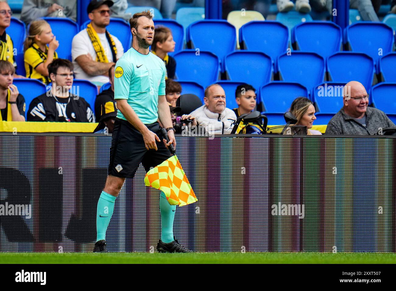 ARNHEM, PAESI BASSI - AGOSTO 25: Assistente arbitro Mark Janssen durante la partita olandese Keuken Kampioen Divisie tra Vitesse e Excelsior Rotterdam al Gelredome il 25 agosto 2024 ad Arnhem, Paesi Bassi. (Foto di Rene Nijhuis/Orange Pictures) Foto Stock