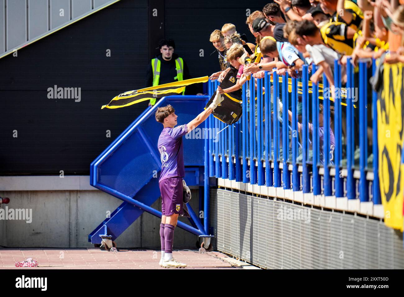 ARNHEM, PAESI BASSI - AGOSTO 25: Portiere della Vitesse Tom Bramel durante la partita olandese Keuken Kampioen Divisie tra Vitesse e Excelsior Rotterdam al Gelredome il 25 agosto 2024 ad Arnhem, Paesi Bassi. (Foto di Rene Nijhuis/Orange Pictures) Foto Stock