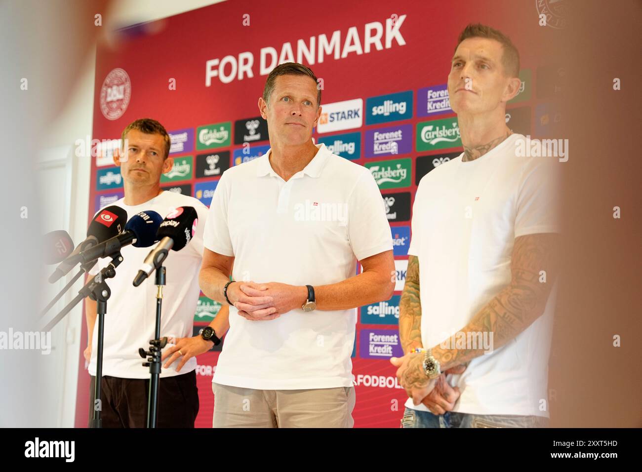 DBU ha una porta di casa con il direttore di calcio Peter Moeller, l'allenatore nazionale Lars Knudsen e l'assistente allenatore Daniel Agger alla DBU di Broendby, lunedì 26 agosto 2024. (Foto: Mads Claus Rasmussen/Scanpix 2024) Foto Stock