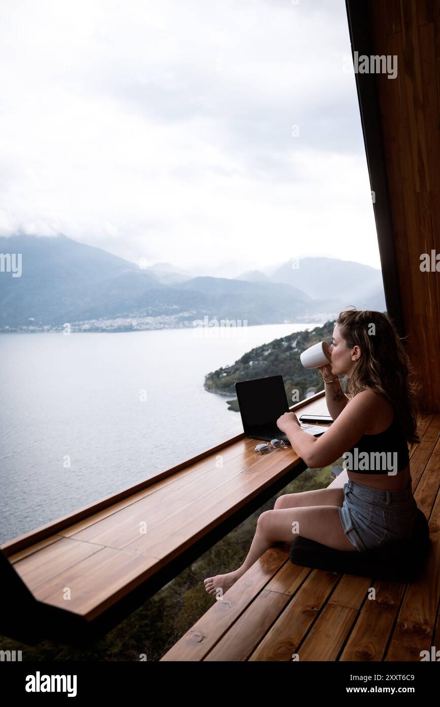 Lavoro a distanza con caffè e vista sul lago nella cabina del Guatemala Foto Stock