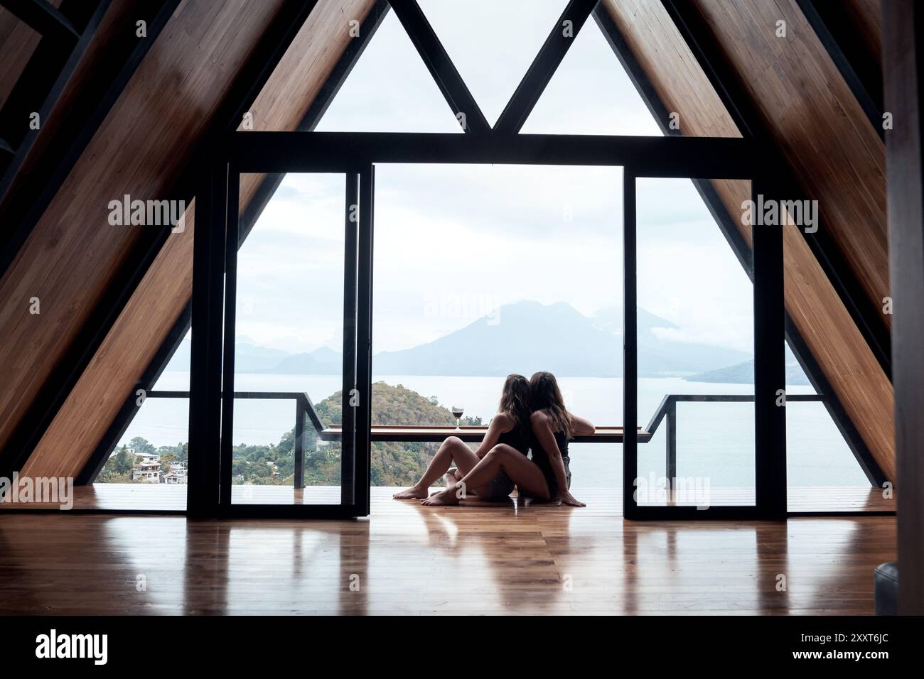 Coppia che abbraccia un balcone con vista sulle montagne Foto Stock