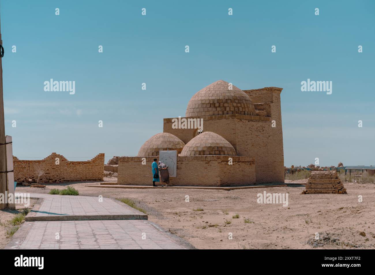 Un uomo e una donna sono in piedi di fronte ad un edificio con una cupola in cima Foto Stock