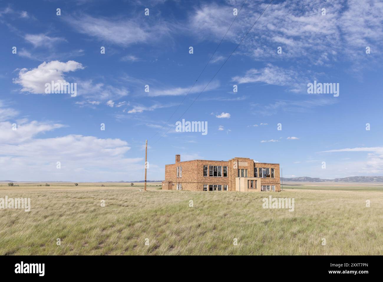 Un edificio scolastico abbandonato in un campo Foto Stock Un edificio scolastico abbandonato in un campo Foto Stock
