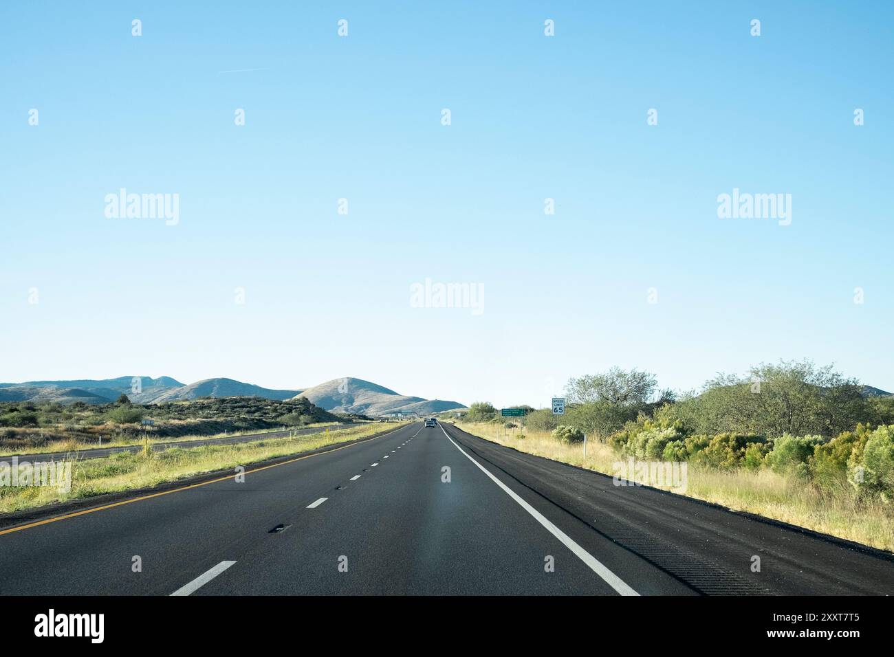 Tiro dritto su una strada asfaltata a due corsie Foto Stock