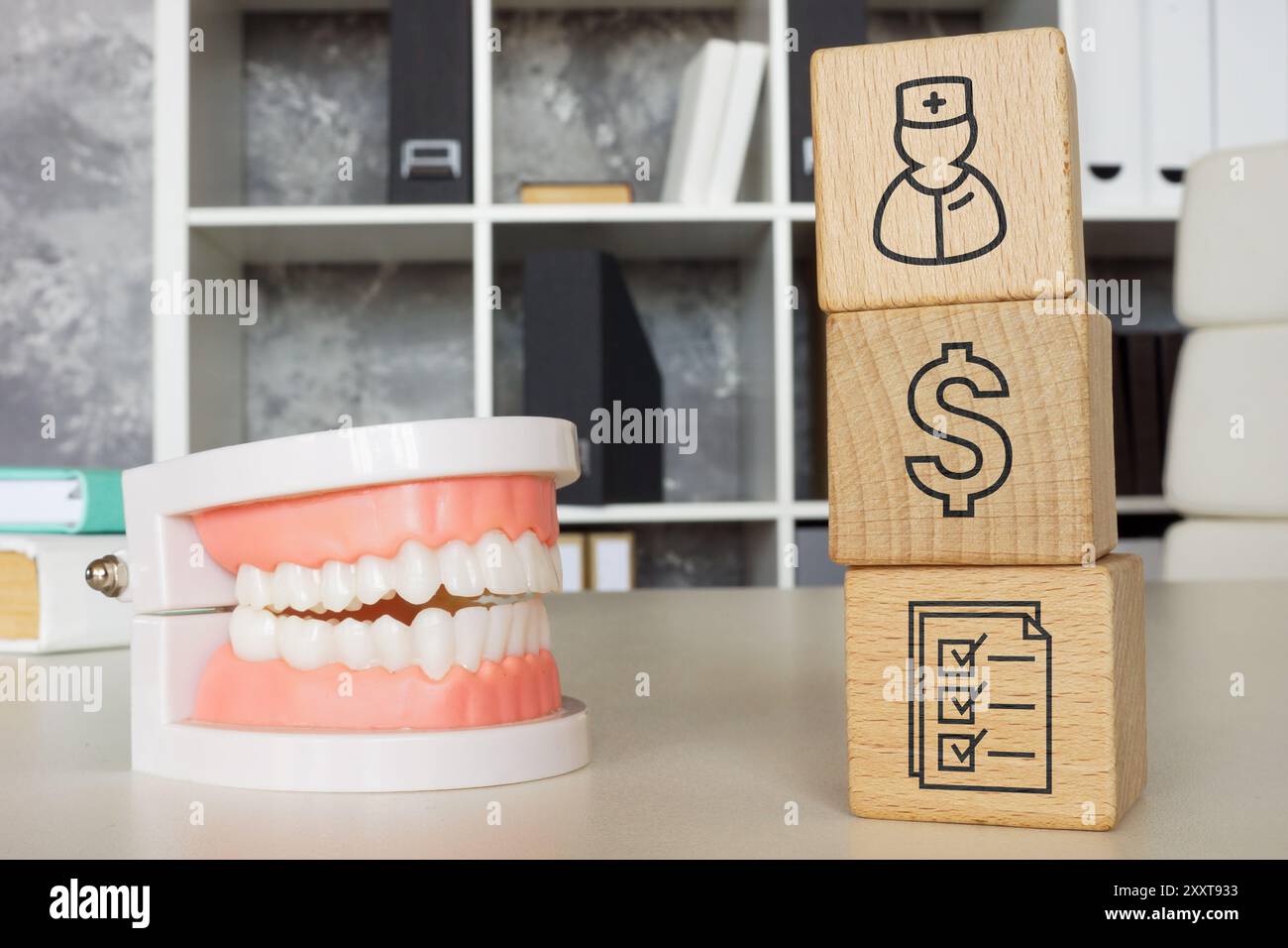 Modello di mascella e cubi come concetto di assicurazione dentale. Foto Stock