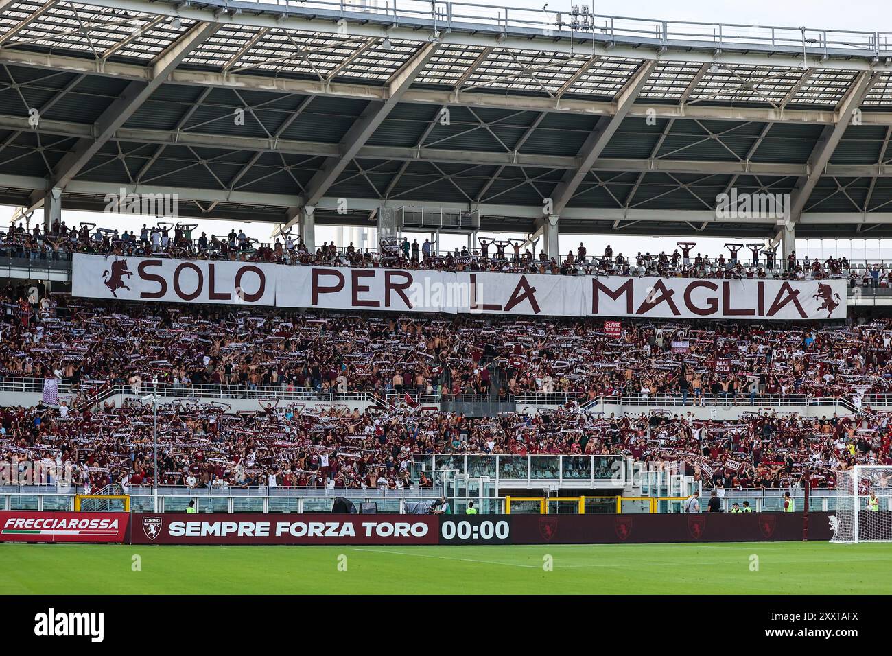 Tifosi del Torino FC visti durante la partita di calcio di serie A 2024/25 tra Torino FC e Atalanta BC allo stadio Olimpico grande Torino. (Foto di Fabrizio Carabelli / SOPA Images/Sipa USA) Foto Stock