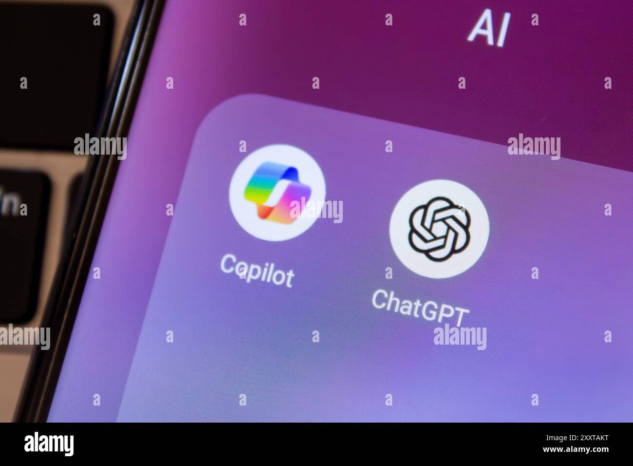 Il logo dell'app ChatGPT e Microsoft Copilot viene visualizzato sullo smartphone. Afyonkarahisar, Turchia - 19 luglio 2024. Foto Stock